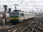 SNCB-Lok 2704 fhrt mit einem Personenzug am Haken in Brssel-Sd ein.