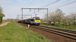 SNCB-Lok 1304 mit einem Güterzug am 31/03/2017 in s'Herenelderen, Fahrtrichtung Visé. 