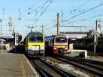 E-Lok 1349 mit 12 Personenwagen im Schlepp und Triebzug 951 verlassen zusammen den Bahnhof Brssel Nord in Richtung Brssel Midi.