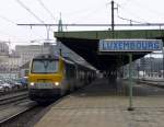 Jetzt steht der Zug nach Brssel abfahrbereit im Bahnhof von Luxemburg und die Fahrgste knnen einsteigen.