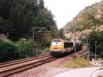 1304 mit eine sehr kurze internationale Gterzug 44867 Antwerpen Noord-Woippy (Frankreich) bei Salmchteau am 23-7-2004. Bild und scan: Date Jan de Vries. 