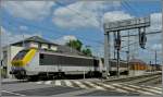 Die 1309 zieht zusammen mit einer Schwesterlok einen Gterzug am 04.08.09 durch den Bahnhof von Rodange. Ich stand am Bahnbergang hinter der geschlossenen Schranke. (Jeanny)