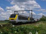 SNCB-Loks 1306 und 1322 kommen mit einem langen Containerzug vom Antwerpener Hafen auf der grossen Schleife bei Ekeren.