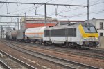 1325 mit einem bunt gemischten Gterzug in Antwerpen-Berchem. Aufgenommen am 18.02.2012