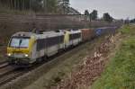 1333+1307 mit Container bei Oud-Heverlee. Aufgenommen am 18.12.2012