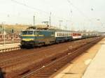 1606 (NMBS/SNCB) mit D 422 Kln-Ostende auf Bahnhof Dren (Deutschland) am 29-10-1993. Bild und scan: Date Jan de Vries.