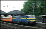 Einfahrt des D aus Köln nach Oostende am 13.5.1995 um 13.08 Uhr in Aachen. Der belgische Lokführer steht bereits am Bahnsteig bereit, um die SNCB 1603 zu übernehmen.