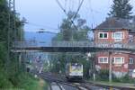 1885 kommt morgens nach Aachen um den Nightjet nach Brüssel abzuholen. In Aachen fand dazu der Lokwechsel von einer ÖBB-Taurus auf die Belgische Lok statt.
Im Hintergrund fährt bereits ein Thalys gen Aachen-Süd. 