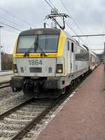 die Lok 1864 der SNCB als führende Lok des IC 536 (Eupen - Oostende) steht in Eupen zur Abfahrt bereit. Am Zugschluß ist eine weitere Lok BR 18, dazwischen 10 Dosto.

die Fahrt geht über Welkenraedt - Liège Guillemins - Brüssel Nord - Brüssel Süd - Gent - Brügge nach Oostende einmal quer durch ganz Belgien. Während der Fahrt wird mehrfach von 3kV Gleichstrom auf 25kV Wechselstrom umgeschaltet, der Zug fährt ab Liège mit 200km/h über die NBS nach Brüssel.