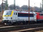 Eine neue Siemens Lok der SNCB, 1824, steht am 17.03.2010 in Aachen West vor einer 139er abgestellt.