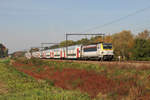 SNCB-Lok 1907 schiebt den IC2234 Tongeren - Gent-Sint-Pieters dem nächsten Halt in Diest entgegen. Die Aufnahme entstand am 18/10/2017 in Lummen.