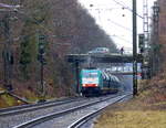 Die Cobra 2839 kommt die Kohlscheider-Rampe hoch aus Richtung Mönchengladbach,Herzogenrath mit einem Kalkleerzug aus Oberhausen-West(D) nach Hermalle-Huy(B) und fährt durch Kohlscheid in Richtung Richterich,Laurensberg,Aachen-West. 
Aufgenommen von Bahnsteig 1 in Kohlscheid. 
Bei Regenwolken am Kalten Nachmittag vom 8.3.2018.