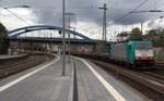 Die Cobra 2842  kommt aus Richtung Aachen-West,Aachen-Schanz mit einem Coilleerzug aus  Kinkempois(B) nach Duisburg-Wedau(D) und fährt durch Aachen-Hbf in Richtung