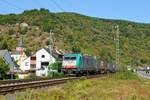 Alpha Trains Belgium E 186 211, vermietet an XRail, mit Containerzug in Richtung Bingen (Boppard-Hirzenach, 17.09.2020).