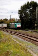 Lok 2829 der COBRA mit einem Containerzug im Bahnhof Boisheim. Das Ziel der 186 221-8 sind die Niederlande, da sie auf dem Weg nach Venlo ist.