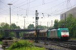 Die Cobra 2825 kommt aus Richtung Kln,Aachen-Hbf mit einem langen Papierzug aus Kln-Gremberg nach Zeebrugge(B) und fhrt in Aachen-West ein bei Regen am Abend des 29.5.2013.