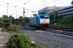 Die Cobra 2825 kommt aus Richtung Kln/Aachen-Hbf als Lokzug aus Kln-Gremberg nach Aachen-West und fhrt in Aachen-West ein bei Sommerwetter am 17.8.2013.