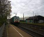 Die Cobra 2827 kommt als Lokzug die Kohlscheider-Rampe hoch aus Richtung Neuss und fährt in Richtung Aachen-West und fährt durch Kohlscheid bei Regenwolken am Morgen vom 12.11.2014.