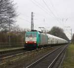 Die Cobra 2837 kommt die Kohlscheider-Rampe hoch mit einem langen Kalkleerzug aus Millingen(D) nach Yves-Gomezee(B) und fährt durch Kohlscheid in Richtung Richterich,Laurensberg,Aachen-West. Aufgenommen von Bahnsteig 1 in Kohlscheid. Bei Nieselregen am Nachmittag vom 5.2.2016.