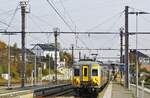 Aus Aachen kommend treffen AM66 624 und 655 am 22.11.2023 im Bahnhof Welkenraedt ein. Bis 1918 war Welkenraedt Grenzbahnhof auf belgischer Seite, der deutsche Grenzbahnhof Herbesthal lag in unmittelbarer Nachbarschaft jenseits der hinter den Triebwagen sichtbaren Straßenbrücke. Heute gehört Welkenraedt zur (frankophonen) Wallonie, Herbesthal dagegen zur Deutschsprachigen Gemeinschaft Belgiens. Das macht sich auch an den Straßennamen bemerkbar: Von Westen führt die Rue Reine Astrid zur Brücke, auf der östlichen (Herbesthaler) Seite sind es die Bahnhofstraße und Kirchstraße.