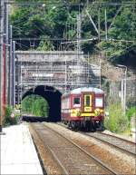 Der Triebzug 165 aus Richtung Lttich hat am 12.07.08 den Tunnel in Pepinster verlassen und fhrt in den Bahnhof ein, um nach kurzem Halt seine Reise nach Aachen fortzusetzen.