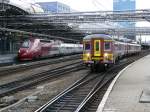 Zwei Triebzge unterschiedlicher Epochen wie sie nicht verschiedener sein knnen. Links Thalys 4321 abfahrbereit Richtung Paris und rechts Automotrice Typ 62 Nr 220 bei der Ausfahrt aus Brssel-Sd. Aufgenommen am 27/03/2009.