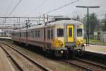 L-Zug der SNCB (Triebzug der Reihe AM 66 Nr. 644) verlsst den Bhf Maastricht (NL) in Richtung Lige-Guillemins (Lttich, B) am 26. April 2013.