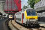 Steuerwagen der Reihe M6 und Triebzug der Reihe AM 80  Break  warten im Zentralbahnhof der Scheldemetropole (Antwerpen-Centraal), August 2010 