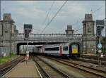 Die Gumminase AM 96 521 fhrt am 10.07.10 unter der schnen alten Brcke hindurch in den Bahnhof von Oostende ein.