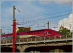 - Unterschiedliche Ebenen - Die Esplanade de l'Europe in Brssel ermglicht den Thalys von unten zu beobachten bei der Einfahrt in den Bahnhof Bruxelles Midi. Die goldene Kuppel im Hintergrund gehrt zum Palais de Justice. 24.06.2012 (Jeanny)