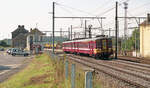 NMBS 263 als L-5865 von Libramont nach Arlon verlässt den Bahnhof Stockem am 11.09.2009, 15.44u. Links erkennt man das Bahnhofsgebäude und Stellwerk B95. Scanbild 17505, Fuji S200.