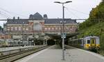 Das Doppel AM 66 655/648 verlässt am 17.10.2023 den Bahnhof Verviers Central in Richtung Spa-Géronstère, rechts ein Zug der S 41 nach Liege