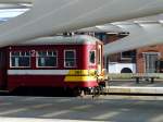 Ein lteres Modell eines Triebzuges unter dem modernen berdach des Bahnsteiges in Lige Guillemins.