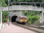 Der Triebzug 722 aus Richtung Aachen kommend, verlsst am 12.07.08 den Tunnel in Nessonvaux auf seiner Fahrt nach Lttich.