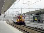 Einfahrt der AM62 228.206 in den Bahnhof von Brgge. Rechts im Bild sieht man eine ausfahrende Gumminase in befremdender Farbgebung. 11.04.09 (Jeanny)