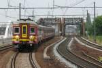 Triebzug 221 (AM 63) nähert sich der Station Antwerpen-Dam.