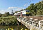 Der Triebwagen 433 ist als IC fahrend hier kurz vor der Demer-Brücke am Samstagnachmittag unterwegs.