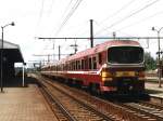 919 und 920 mit L2883 Lier-Antwerpen Berchem auf Bahnhof Lier am 17-5-2001.