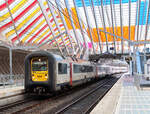 Eine 'Gumminase' fährt in den Bahnhof Liège-Guillemins ein.