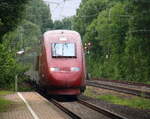 Der Thalys aus Paris(F)-Köln-Hbf kommt aus Richtung Aachen-West als Umleiter und fährt durch Kohlscheid und fährt in Richtung Herzogenrath,Rheydt.
Aufgenommen von Bahnsteig 1 in Kohlscheid. 
Bei Sommerwetter am Abend vom 4.6.2017.