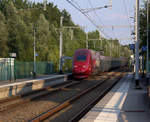 Ein Nachschuss auf dem Thalys aus Essen-Hbf(D) nach Paris-Nord(F)  und kamm aus Richtung Aachen-Hbf,Aachen-Süd(D) und fuhr durch den Bahnhof von Hergenrath(B) in Richtung Lüttich(B).
Aufgenommen vom Bahnsteig 1 in Hergenrath(B).
Bei Sommerwetter am Abend vom 19.7.2018.