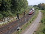 Ein Thalys aus Paris-Nord(F) nach Dortmund-Hbf(D) und kommt aus Richtung Lüttich-Guillemins(B),Walhorn(B), Hergenrath(B) und fährt gleich in den Aachener-Buschtunnel ein. Aufgenommen von einer Fußgängerbrücke in Preusswald bei Aachen. 
Bei Sonne und Wolken am Abend vom 24.8.2018.