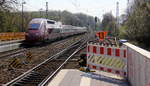 Der Thalys aus Paris(F) nach Köln-Hbf(D) kommt aus Richtung Aachen-West als Umleiter und fährt durch Kohlscheid und fährt in Richtung Herzogenrath,Rheydt. 
Aufgenommen von Bahnsteig 2 in Kohlscheid. 
Bei schönem Frühlingswetter am Nachmittag vom 7.4.2019.