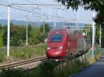 Thalys 4332 Kln - Bruxelles-Midi biegt hier bei Astenet auf die alte, langsamere Strecke durchs Wesertal ein. In einigen Monaten wird er eingangs dieser Kurve geradeaus auf die bisher nur von den ICE genutzten Hochgeschwindigkeitsstrecke weiterfahren und seine Gesamtfahrzeit erheblich verringeren. Dieser Thalys ist brigens einer der beiden den Niederlndischen Staatsbahnen (NS) gehrenden Triebzge (4331 und 4332). Aufgenommen am 20/09/2009.  