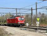 Lok 193 340 fährt mit einem KV-Zug von der Strecke Antwerpen kommend, sehr langsam in den Bahnhof Montzen (Belgien) ein, sie hatte zuvor am Einfahrsignal gestanden und auf das Schließen des