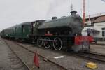 SCM/War Department 75196 'ERROL LONSDALE' steht am grauen 6.Mai 2023 mit ein Dampfpendelzug nach Eeklo in Maldegem während das jahrlichen Dampfwochenende.