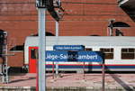 Der Bahnhof  Liège-Palais  wurde umgetauft. Jetzt heißt er  Liège-Saint-Lambert . Gerade passiert ein IC-Zug aus Luxemburg (I10-Wagen der SNCB.) 14. Oktober 2019.
