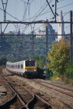 IC-Zug Oostende-Eupen nhert sich dem Bahnhof Angleur mit Steuerwagen am Kopf. Im Hintergrund steht die Gedenksttte der Alliierten von Cointe. 9. Oktober 2010.