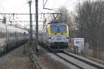 IC A nach Oostende mit Elektrolok HLE 1854 kommt im Bhf Brugge an. Im gleichen Moment verlässt der IC A nach Eupen den Bahnhof. 29. Januar 2014.