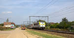 Ein Nachschuss auf die 1923  von SNCB schiebt den IC 2237 von Tongeren(B) nach Gent-Sint-Pieters(B) und kamm aus Richtung Tongeren(B) und fährt durch s'Herenelderen(B) in Richtung Hasselt(B).